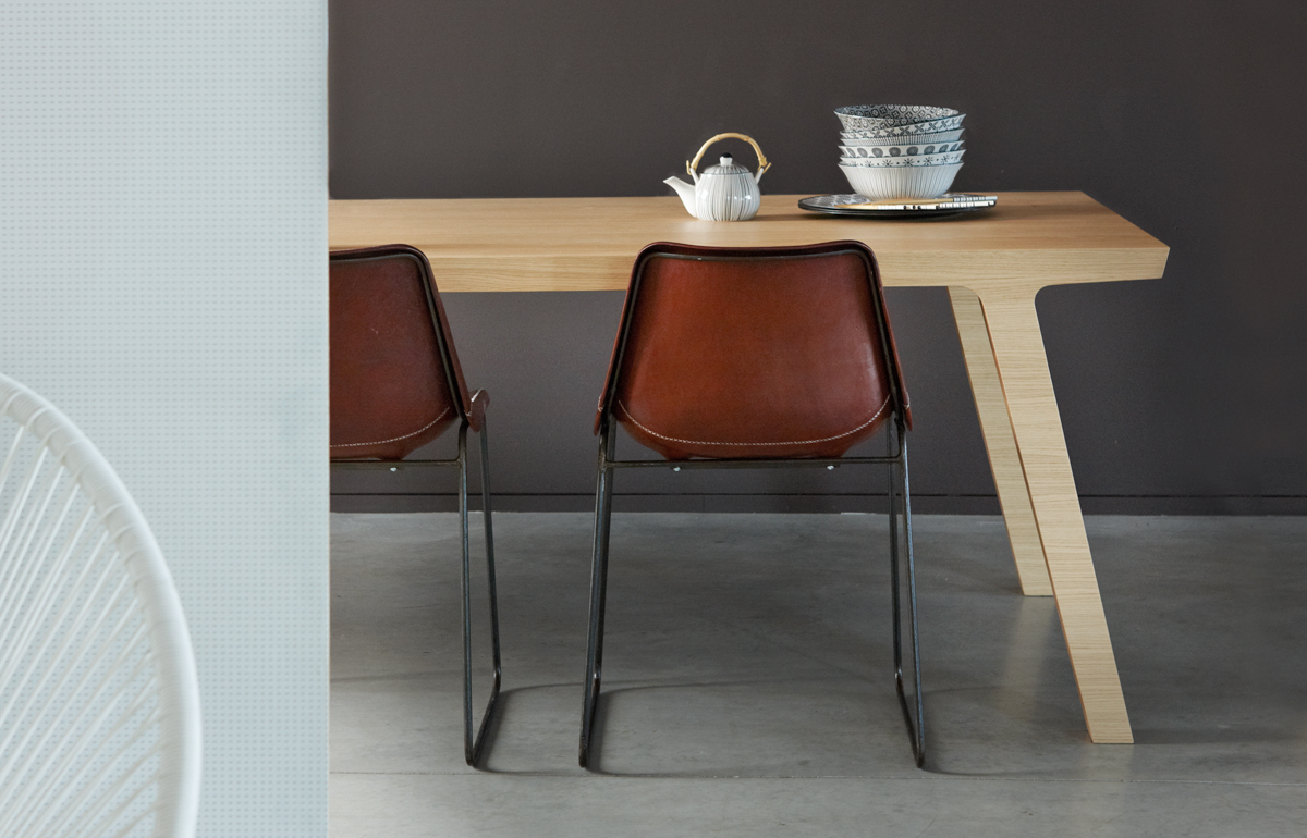 Design eettafel met leren stoelen