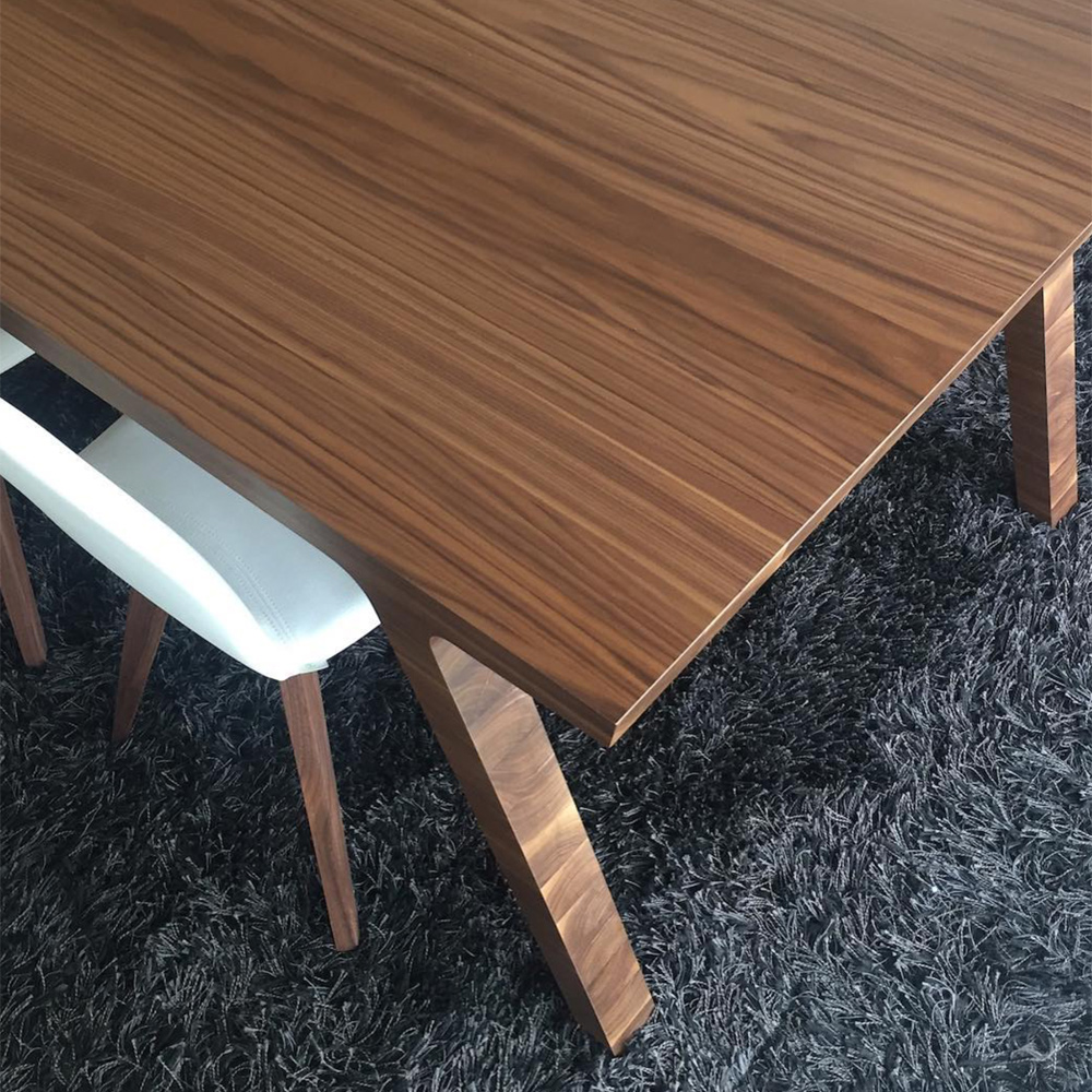 Dining table walnut detail