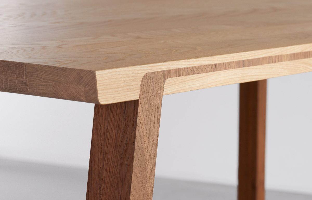 Gloed Isolator oosters Design tafel met massief houten poten - Design by RKNL